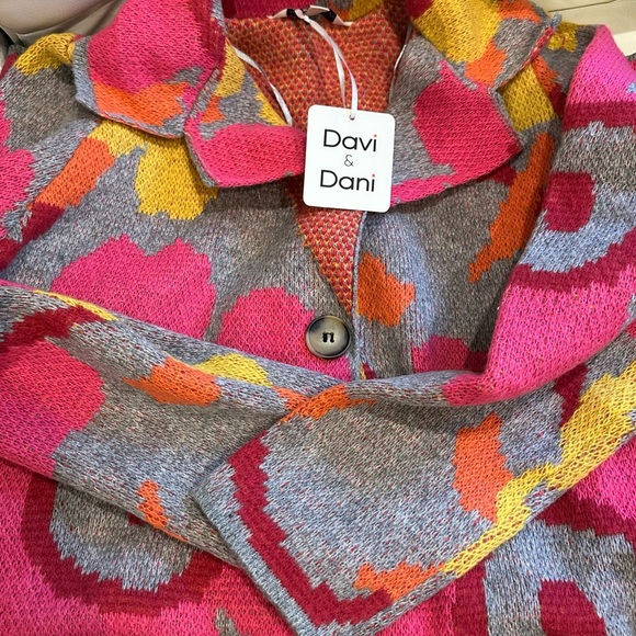 NEW TRENDING HAPPY FLOWERS SWEATER CARDIGAN GREY FUCHSIA BOUTIQUE - Picture 10 of 10